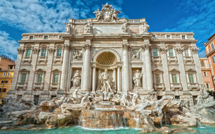 Đài phun nước Trevi (The Trevi Fountain):