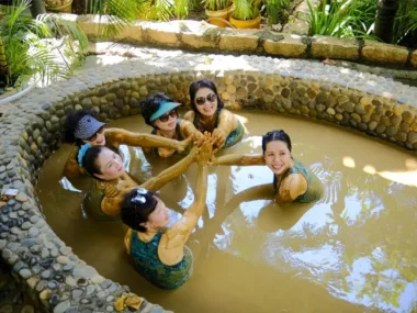 Tắm bùn khoáng Tháp Bà Nha Trang